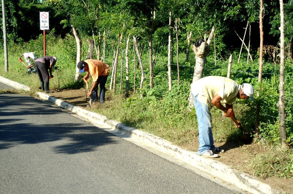 Alcaldía de Moca realiza operativo de limpieza en Urbanización Los Cáceres